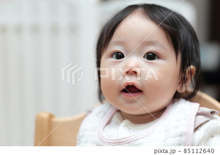 ベビーチェアに座る生後半年の赤ちゃん ベビーチェアに座る生後半年の赤ちゃん 85112640