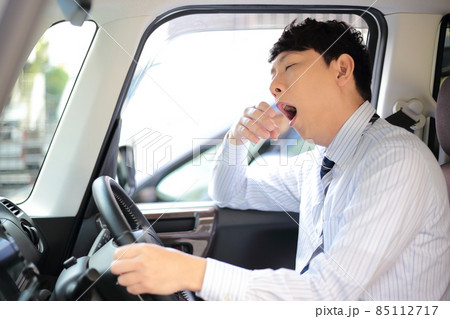 居眠り運転手するビジネスマンの男性 85112717