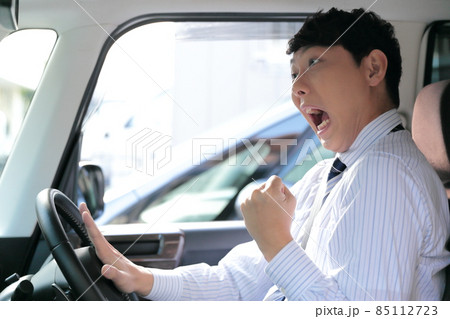 危険運転をするビジネスマンのイメージ 85112723