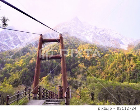 上高地　梓川左岸道より紅葉と雪化粧の明神岳と明神橋 85112724
