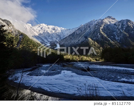 上高地 河童橋より新雪を纏う朝の穂高岳 上高地 河童橋より新雪を纏う朝の穂高岳 85112770