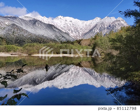 上高地　大正池と新雪を纏う穂高連峰 85112798