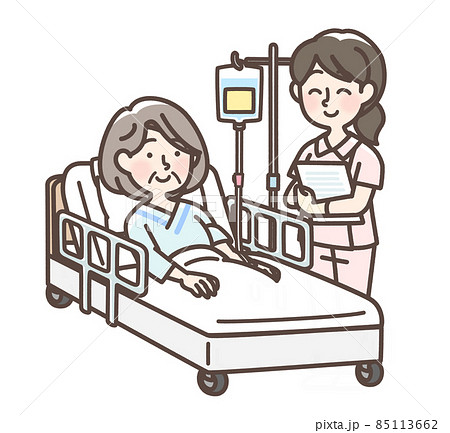ベッドで点滴を受けている女性と看護師 85113662