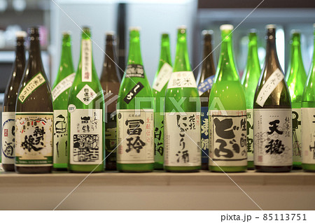 カウンターにずらりと並ぶ一升瓶 85113751