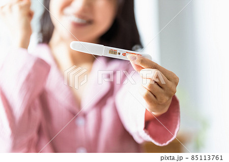 妊娠検査薬で陽性が出た女性 85113761