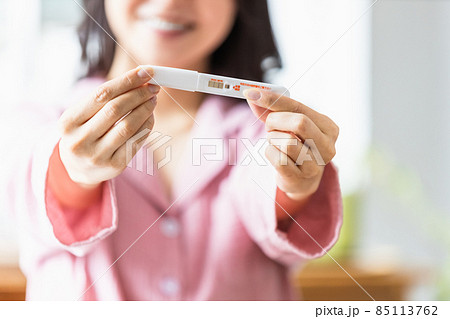 妊娠検査薬で陽性が出た女性 妊娠検査薬で陽性が出た女性 85113762
