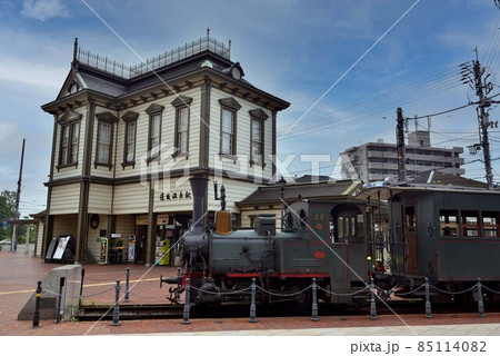 道後温泉駅と坊ちゃん列車 道後温泉駅と坊ちゃん列車 85114082
