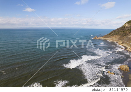 冬の日本海の岬の海岸にうち寄せる波 ドローン空撮 俯瞰撮影 冬の日本海の岬の海岸にうち寄せる波 ドローン空撮 俯瞰撮影 85114979