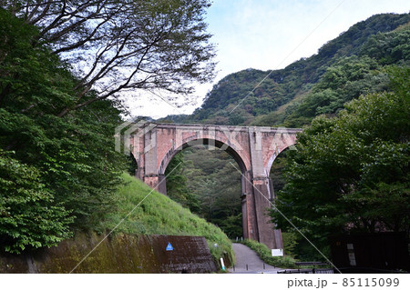 軽井沢のメガネ橋　見上げれば美しく歩いても楽しい 85115099