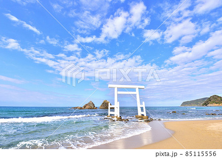 二見ヶ浦の白い鳥居　夫婦岩　玄界灘　福岡県糸島市桜井　 85115556