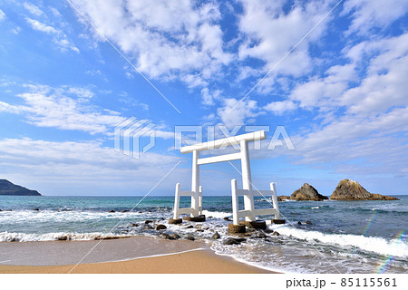 二見ヶ浦の白い鳥居　夫婦岩　玄界灘　福岡県糸島市桜井　 85115561