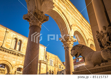 Architecture of buildings inside the Diocletian's Palace. 85115737