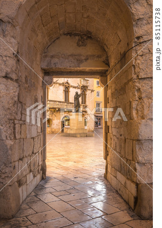 Stone passage to the Fruit Square in the old town of Split. 85115738