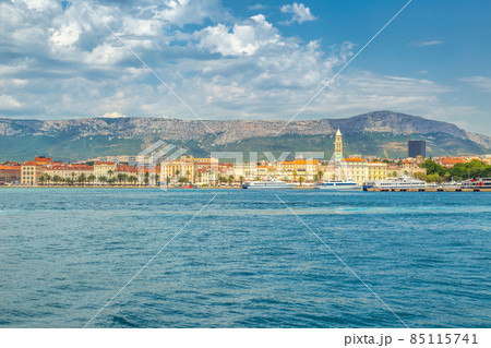 View from the sea on the historic center of Split with mountains 85115741