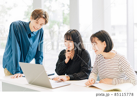 教室でパソコンを見る大学生（男女） 85115778