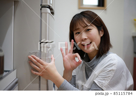 安全対策をする母親 85115784
