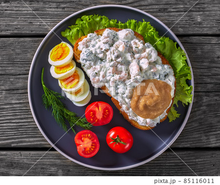 danish smorrebrod with shrimps, mayo, roe, and egg danish smorrebrod with shrimps, mayo, roe, and egg 85116011