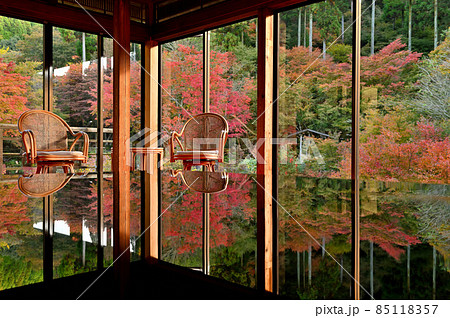 環境芸術の森の机に反射する紅葉 85118357