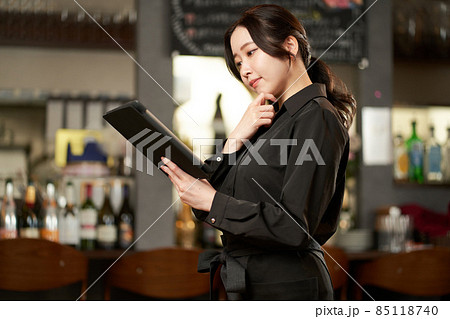 レストランでデジタル化に悩むアジア人のスタッフ 85118740