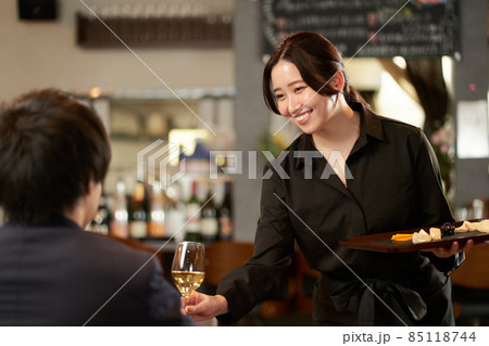 レストランでサービスをするアジア人の女性	 85118744