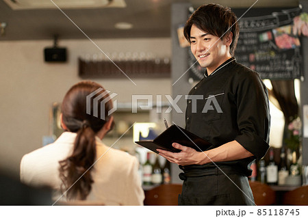 レストランでオーダーを受けるアジア人の男性 レストランでオーダーを受けるアジア人の男性 85118745
