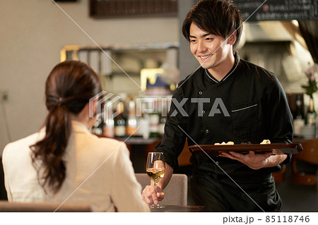 レストランでサービスをするアジア人の男性	 85118746