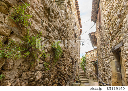 Old walls in an alley in the village of Montfort in Provence. Picturesque hilltop village, with stepped streets, its Romanesque-Gothic church. 85119160