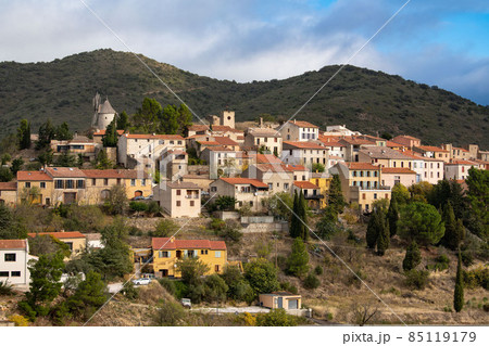 Picturesque view of Cucugnan commune with main landmark 17th-century windmill, Aude department Picturesque view of Cucugnan commune with main landmark 17th-century windmill, Aude department 85119179