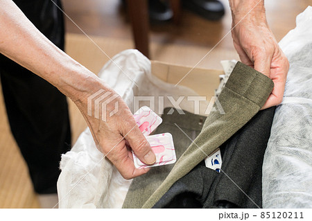 化粧ケースの防虫剤を取り替えるシニア女性 化粧ケースの防虫剤を取り替えるシニア女性 85120211