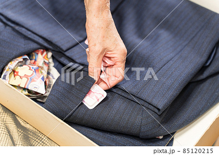 化粧ケースの防虫剤を取り替えるシニア女性 化粧ケースの防虫剤を取り替えるシニア女性 85120215