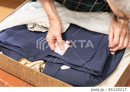 化粧ケースの防虫剤を取り替えるシニア女性 化粧ケースの防虫剤を取り替えるシニア女性 85120217