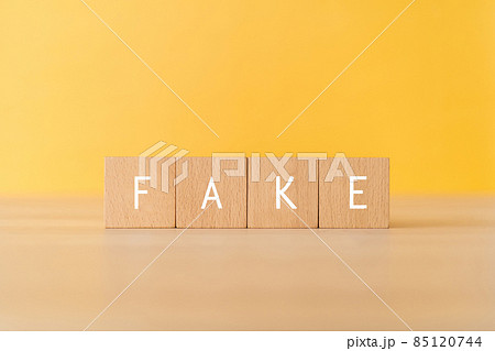 「FAKE」と書かれた積み木 85120744