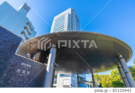 日本の東京都市景観　東急電鉄　用賀駅などを望む 85120942