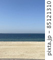 静かな砂浜の海辺 85121310
