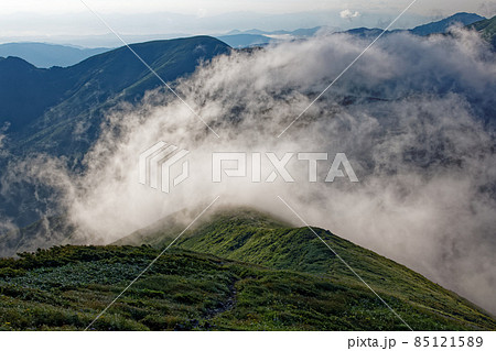 雲流れる朝日連峰・寒河山稜線と朝の山並み 雲流れる朝日連峰・寒河山稜線と朝の山並み 85121589