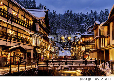 銀山温泉の風景 積雪のある冬の夜 山形県尾花沢市 銀山温泉の風景 積雪のある冬の夜 山形県尾花沢市 85121811