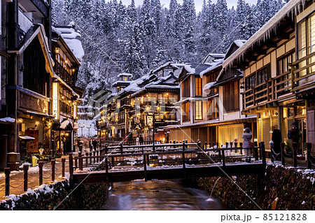 銀山温泉の風景 積雪のある冬の夜 山形県尾花沢市 銀山温泉の風景 積雪のある冬の夜 山形県尾花沢市 85121828