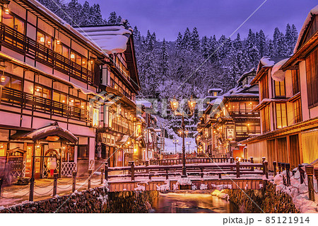 銀山温泉の風景　積雪のある冬の夜　山形県尾花沢市 85121914