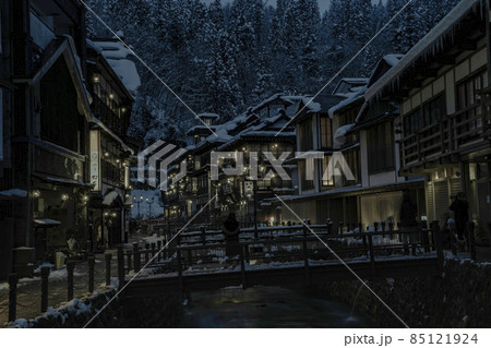 銀山温泉の風景　積雪のある冬の夜　山形県尾花沢市 85121924