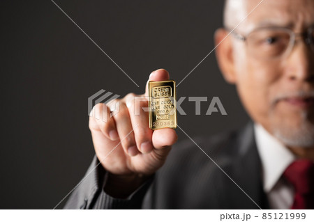 地金を持つシニア男性　インゴット 85121999