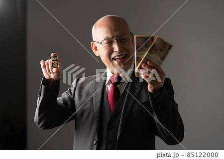 地金を持つシニア男性　インゴット 85122000