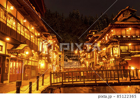 銀山温泉の風景　積雪のある冬の夜　山形県尾花沢市 85122365
