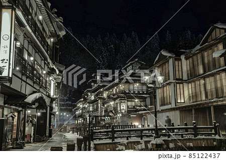 銀山温泉の風景 積雪のある冬の夜 山形県尾花沢市 銀山温泉の風景 積雪のある冬の夜 山形県尾花沢市 85122437
