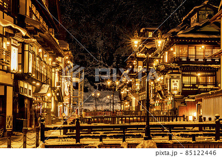 銀山温泉の風景　積雪のある冬の夜　山形県尾花沢市 85122446