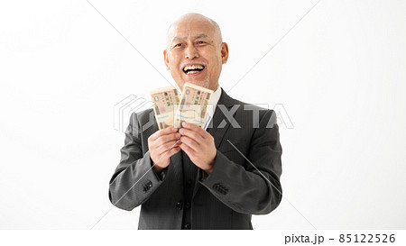 お金を持つシニア男性 笑顔 お金を持つシニア男性 笑顔 85122526