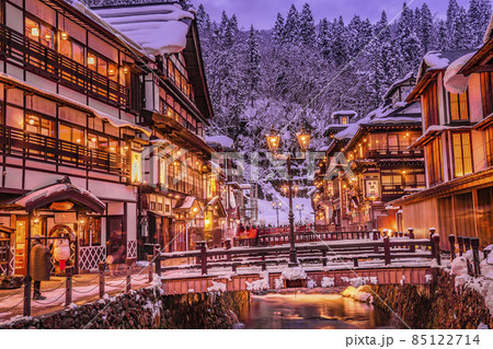 銀山温泉の風景 積雪のある冬の夜 山形県尾花沢市 銀山温泉の風景 積雪のある冬の夜 山形県尾花沢市 85122714