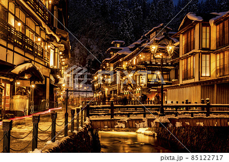 銀山温泉の風景　積雪のある冬の夜　山形県尾花沢市 85122717