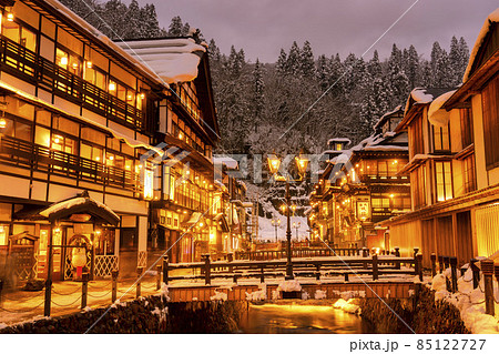 銀山温泉の風景 積雪のある冬の夜 山形県尾花沢市の写真素材 [85122727 