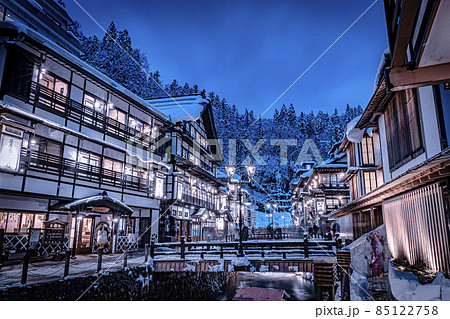 銀山温泉の風景　積雪のある冬の夜　山形県尾花沢市 85122758