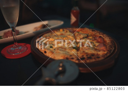 オシャレで美味しそうなチーズのピザ【記念日料理】 85122803